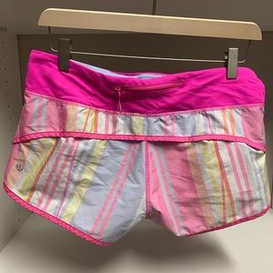 Lululemon 2 WAY no stretch shorts size 6. No tag and no number in back zipper.